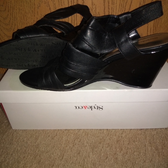 Sandals - Picture 2 of 3